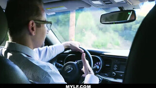 Nicole Aniston a formás szép milf anyuci és a tinédzser sofőr kefélnek. - Eroticnet