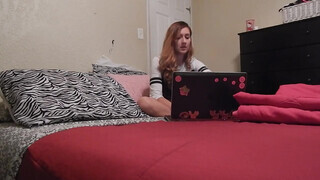 Fiatal picsa pornóra masztizik az ágyon amikor senki se látja - Eroticnet