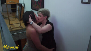 19 éves fekete hajú fiatal kishölgy és az idősödő lesbi szeretője szopkodják egymást - Eroticnet