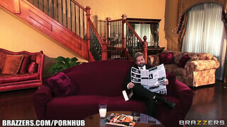 Miközben az igazi férj újságot olvas a szomszéd szobában - Eroticnet