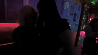 Tini amatőr lesbi csajok egymásnak esnek a pub mosdójában - Eroticnet