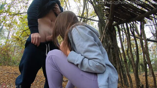 Tinédzser pár megkívánta egymást és szeretkeznek az erdőben - Eroticnet