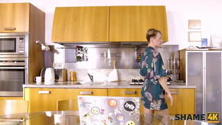 A szomszéd nőt reszeli a tini it-s krapek a konyhában - Eroticnet