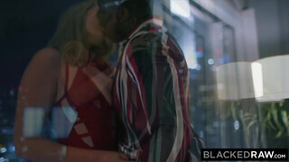 Mia Melano a csöcsös világos szőke tinédzser cafka és a fekete szeretője kamagyolnak - Eroticnet