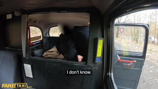 Gina Varney a világos szőke fiatal dugni akart a taxissal