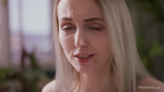 Sia Siberia a tinédzser csábos fehérneműs világos szőke játszik a borotvált muffjával - Eroticnet