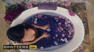 Katana Kombat a dögös sovány kolosszális csöcsű dél amerikai milf fürdés után baszik is - Eroticnet