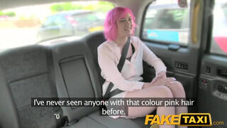 Misha Mayfair a pink hajú fiatal leányzó kinyalja a taxis valagát - Eroticnet
