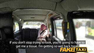 Misha Mayfair a pink hajú fiatal leányzó kinyalja a taxis valagát - Eroticnet