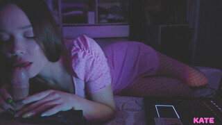 Tini amatőr barinő a pasiját cidázza laptopozás közben - Eroticnet