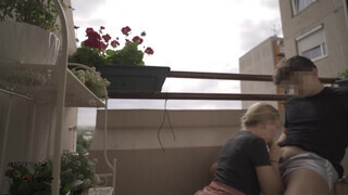 Tinédzser amatőr pár a nyári melegben megkívánta egymást a panel erkélyén és élvezésig keféltek egy jót. - Eroticnet