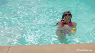 A beindult kívánatos fiatal kis csaj Melena a medencében peckezik - Eroticnet