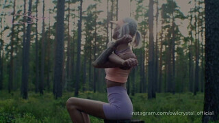 Sportos amatőr tinédzser fiatalasszony dákót szop az erdőben - Eroticnet