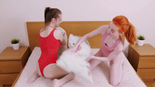 Leah Maus és Olivia Lush a tini pici kannás lezbi lányok kényeztetik egymást - Eroticnet