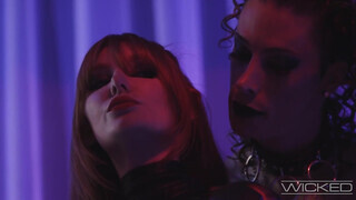 Lacy Lennon a vörös hajú fiatal kiscsaj egy travival baszik a bárban - Eroticnet