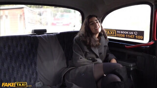 Aysha a szenvedélyes olasz fiatal nőci kamatyol a taxis hapsival - Eroticnet
