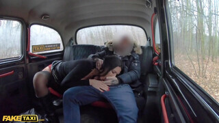 Ania Kinski a szilikon csöcsű milf luvnya a taxissal hancúrozik