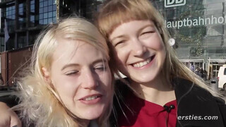 Tinédzser perverz lezbi német fiatal lányok a vonaton szopkodják ki egymást - Eroticnet