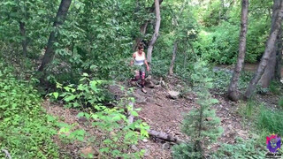 Amatőr tini sportoló izmos pár kettyintése az erdőben - Eroticnet