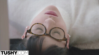 Tini szemüveges tinédzser kisasszony Charlotte Sartre fenékbe reszelve - Eroticnet