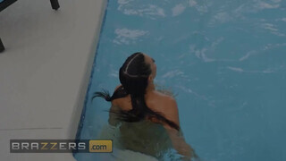 Rachel Starr a méretes csöcsű vadító spanyol milf egy pici úszás után hímvesszőre vágyik - Eroticnet