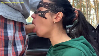 Tinédzser maszkos fiatal csajszika orálozza a csávója farkát élvezésig - Eroticnet