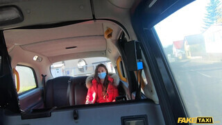 Isabella De Laa borotvált pinája megdugva a taxiban - Eroticnet