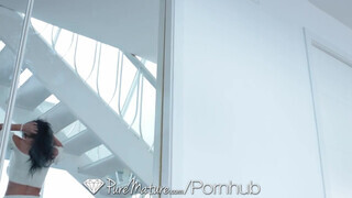 Shalina Devine a vonzó szilikon mellű milf kufferjét gigantikus farokkal kufircolják - Eroticnet