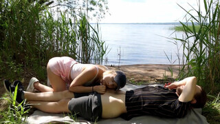 Amatőr tini pár a tóparton kúr a nádasban - Eroticnet