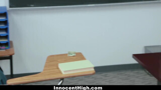Izzy Bell a szemüveges kicsike cickós céda leányzó a tanár előtt közösül a padtársával - Eroticnet