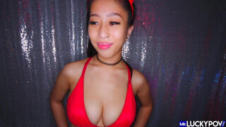 Jade Kush a szőrös cunis fiatal ázsiai csaj melle közé veszi a hímvesszőt - Eroticnet
