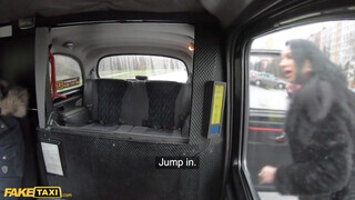 Ania Kinski a ringyó orbitális csöcsű francia milf a taxiban közösül - Eroticnet