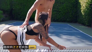 Gina Valentina a szőrös cunis tinédzser kiscsaj a tenisz edzővel szexel
