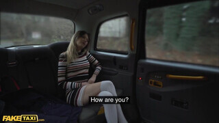Rebecca Volpetti a tini térdzoknis tinédzser gádzsi a hátsó ülésen közösül a taxissal - Eroticnet