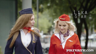Lika Star és Marilyn Crystal a nimfomán légi utaskísérők segglyukba rakva - Eroticnet