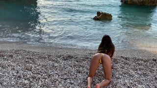 Barinő borotvált pici muffja bekúrva a tengerparton - Eroticnet
