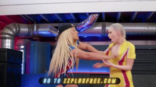 Bridgette B és Kiara Cole a lesbi birkózó csajok kinyalják egymást a ringben - Eroticnet