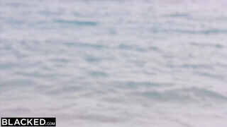 Milena a szilikon cickós tinédzser kiscsaj a tengerparton imád kúrni nagyméretű farkú pacákkal - Eroticnet