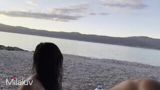 Gigantikus keblű amatőr tini napszemcsis nőci szeretkezik a parton