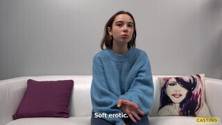 Amatőr 19 éves cseh fiatal mutatja meg a csábos testét a castingon. - Eroticnet