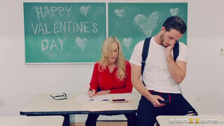 Brandi Love a szexéhes világos szőke milf tanítónéni a diák csávóval baszik az osztályteremben - Eroticnet