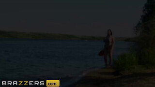 Korina Kova az óriás cickós telt milf peckezik a parton - Eroticnet