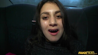 Shrima Malati az olasz tinédzser bige a taxiban közösül - Eroticnet