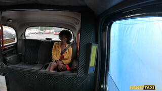 Zaawaadi az barna fiatal punci lovagol a faszon a taxiban - Eroticnet