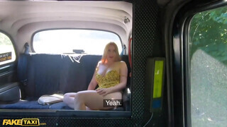 Kiara Lord a vörös hajú gigantikus cickós magyar fiatal a taxiban hancúrozik - Eroticnet