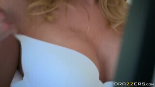 Britney Amber a termetes kannás világos szőke milf cuncija felhevült a masszőr pasira - Eroticnet