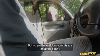 Amber Deen a perverz tinédzser tinédzser lány a taxiban hátsó lyukba reszelve - Eroticnet