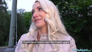 Helena Moeller a cseh turista kishölgy meglovagolja a pornó ügynök farkát - Eroticnet