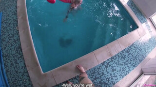 Tetkós tinédzser világos szőke karcsú orosz fiatal gádzsi a medencénél dug - Eroticnet