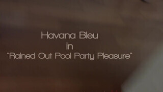 Havana Bleu a tinédzser fiatal háziasszony várja a gigantikus kukit - Eroticnet